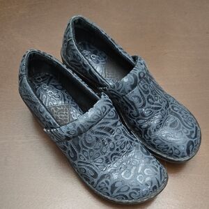 B.O.C. BORN Patterned Navy‎ Blue Women's 9 Shoes Clogs